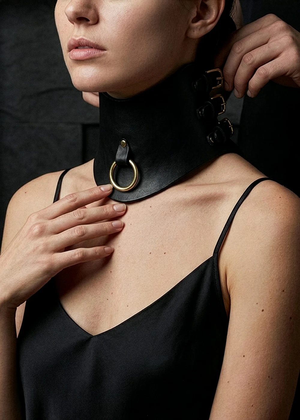 Molded Leather Posture Collar [Suede-Lined] handling detail