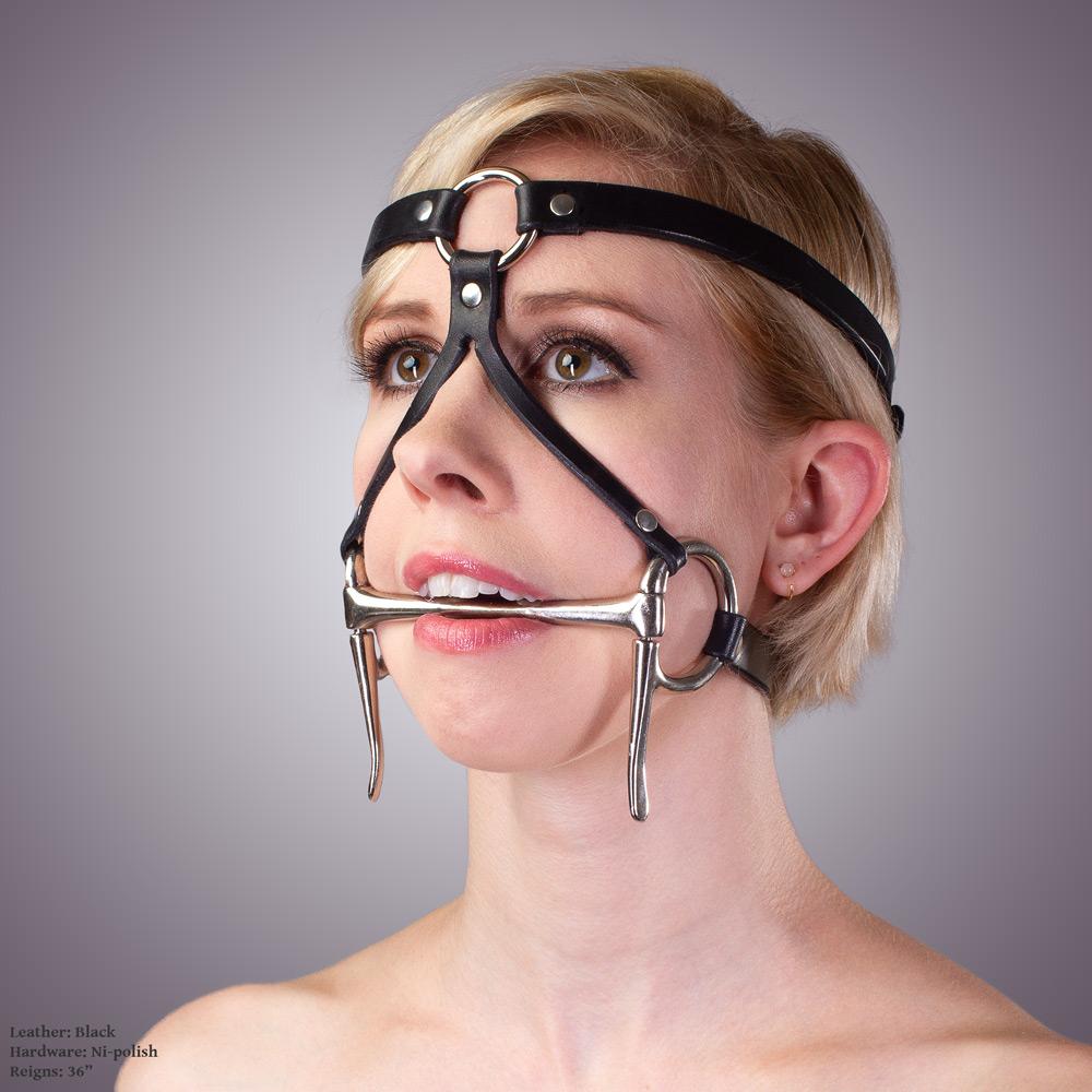 Erkak ayolning mushukini barmoqlari bilan onanizm qiladi